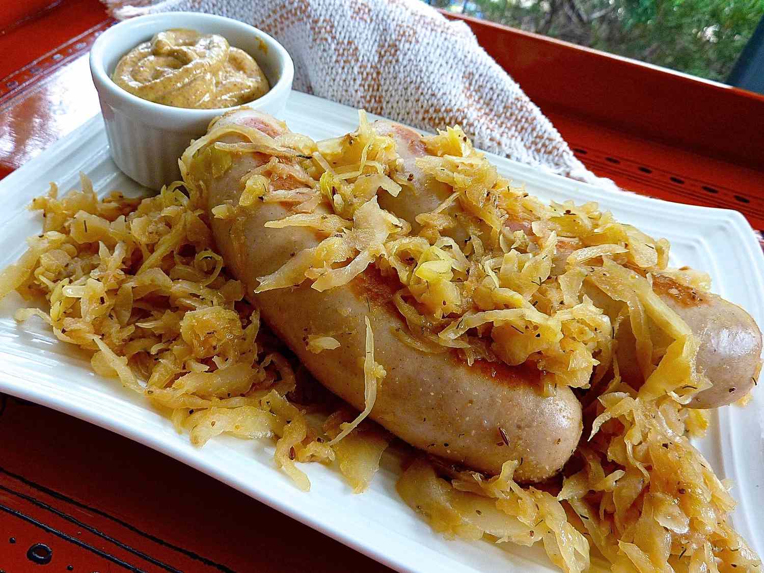Mit Bier glasierte Bratwürste und Sauerkraut - Leckere Rezepte